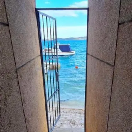 First Row To The Sea - Ideal For Families - Sea At Your Doorstep - House Sisko Ferienhaus Trogir